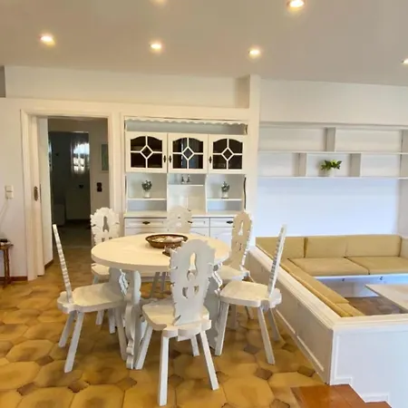 Holiday home Heliotrope Traditional House Vergaiika