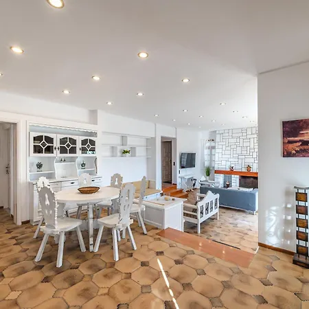 Heliotrope Traditional House * Vergaiika