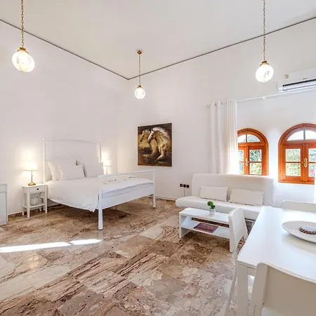 Heliotrope Traditional House Holiday home *