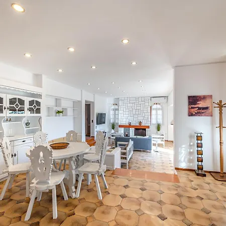 Heliotrope Traditional House Semesterbostad