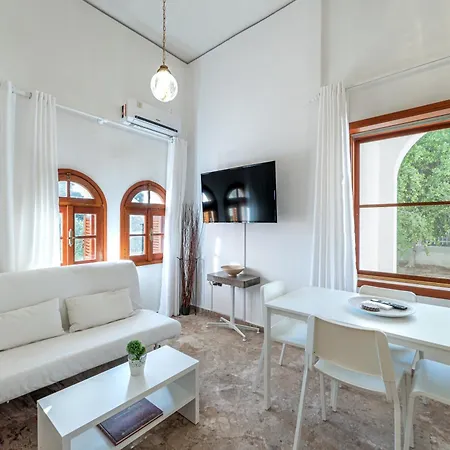 Heliotrope Traditional House Holiday home Vergaiika