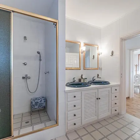 Heliotrope Traditional House Semesterbostad *