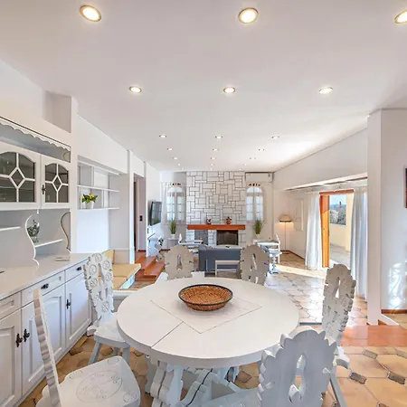 Holiday home Heliotrope Traditional House *